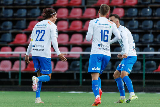 Värnamos Simon Thern jublar efter 0-1