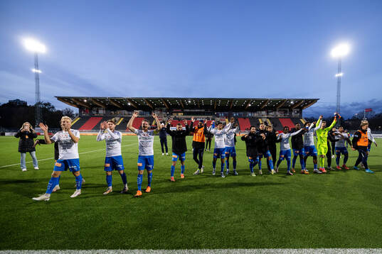 Värnamos spelare tackar publiken