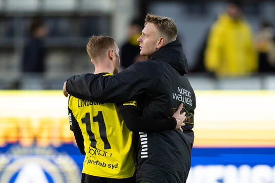 Häckens Julius Lindberg och GAIS Joackim Åberg tackar