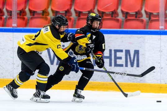 Västergötlands Tindra Medin och Södermanlands Emma