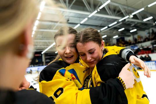 Västergötlands Moa Karlsson och Tindra Medin jublar