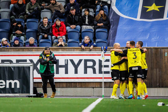 Mjällbys spelare jublar efter 0-1 av Abdoulie Manneh