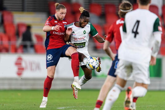 Östers Kevin Höög Jansson och Skövde AIKs Mamudu Moro