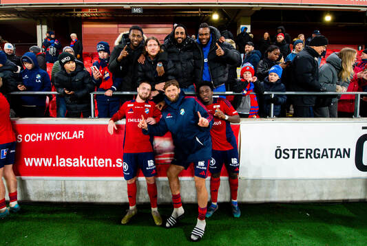 Östers IFs spelare jublar med supportrarna