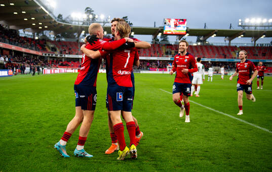 Östers IFs spelare jublar efter att David Seger gjort 1-0