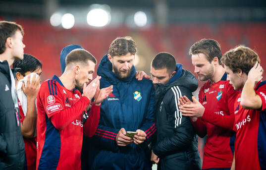 Östers IFs spelare följer slutminutrarna i matchen