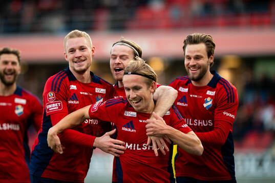 Östers IFs spelare jublar tillsammans med David Seger, i mitten, som gjort 2-0