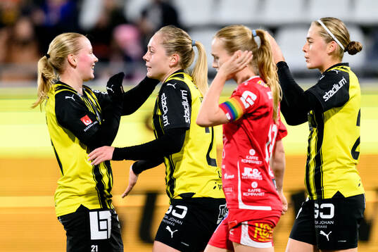 Häckens Johanna Fossdalsá Sørensen, Alice Bergström och Paulina Nyström jublar efter 2-0