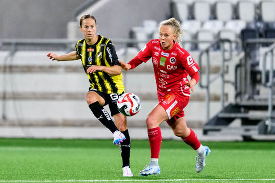 Häckens Aivi Luik och KIF Örebros Molly Johansson