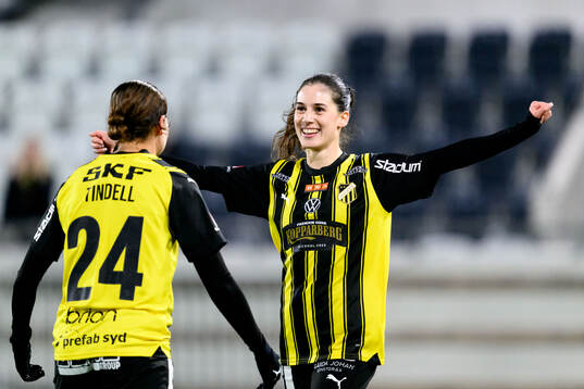 Häckens Tabby Tindell och Clarissa Larisey jublar efter 3-0