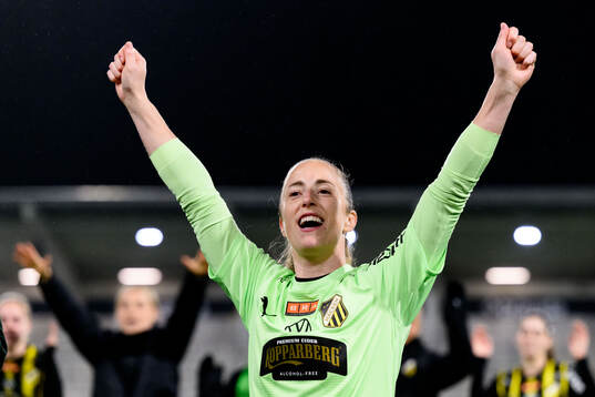 Häckens målvakt Loes Geurts jublar