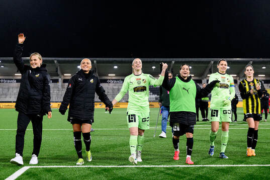 Häckens målvakt Loes Geurts tackar publiken