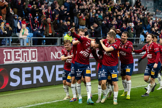 Örgrytes Viktor Lundberg jublar med lagkamrater efter 2-1