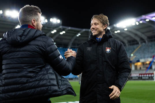 Örgrytes sportchef uppvaktar Viktor Lundberg för hans tid