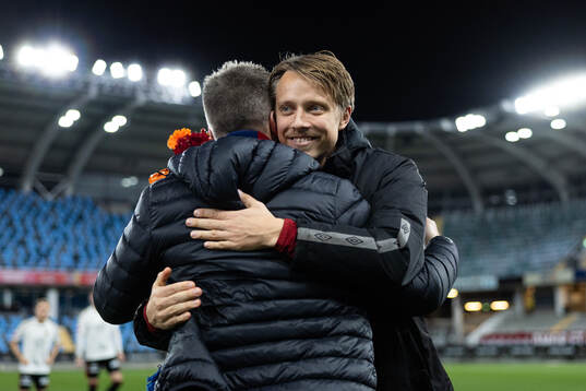 Örgrytes sportchef uppvaktar Viktor Lundberg för hans tid