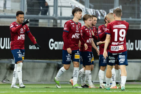 Örgrytes Isak Dahlqvist jublar med lagkamrater