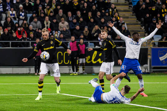 AIKs John Guidetti gör i denna situation 1-1 som senare döms bort, i en kamp med IFK Norrköpings Max Watson