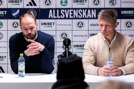 IFK Norrköpings tränare Andreas Alm och AIKs tränare Mikkjal Thomassen på presskonferensen