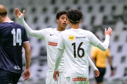 Brommapojkarnas Sion Oppong jublar