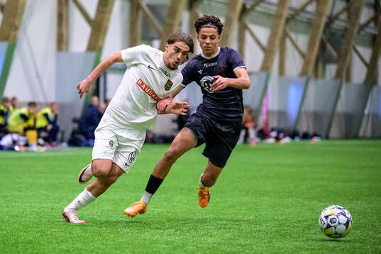 Brommapojkarnas Leart Krasniqi och Vikings Elias Dahman