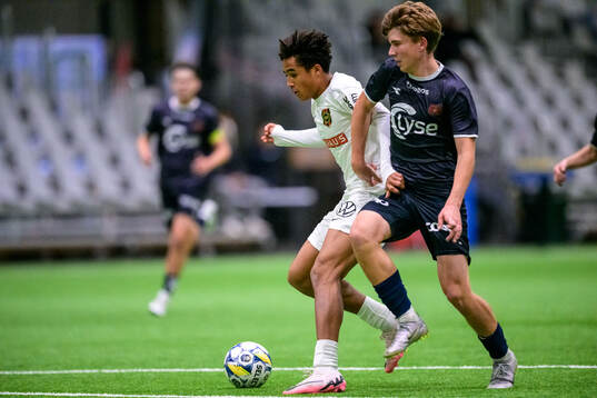 Brommapojkarnas Sion Oppong och Vikings Mats Sekse