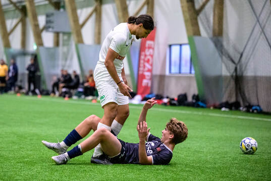 Brommapojkarnas David Isso och Vikings Mats Sekse Johannesen