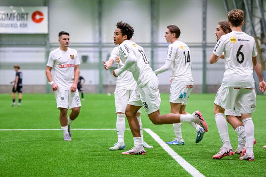 Brommapojkarnas Sion Oppong jublar