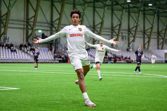 Brommapojkarnas Sion Oppong jublar