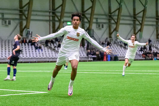 Brommapojkarnas Sion Oppong jublar