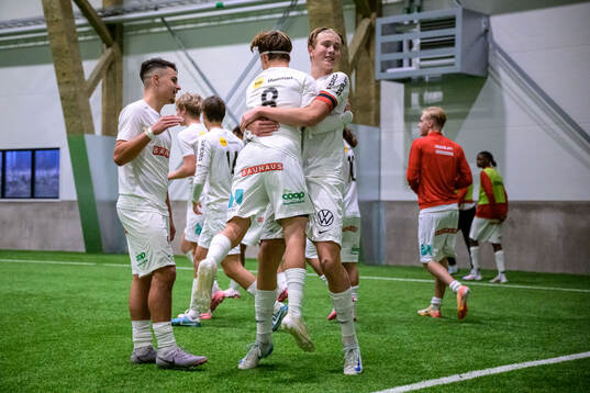 Brommapojkarnas Love Arrhov och Edgar Backteman jublar efter 1-2