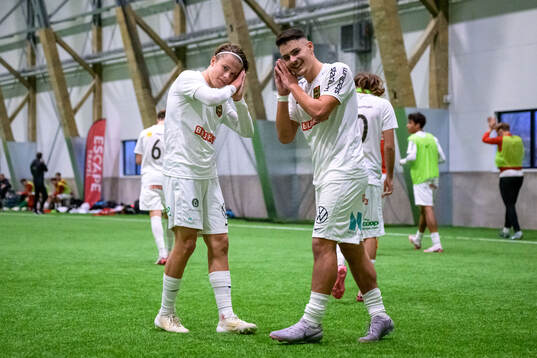 Brommapojkarnas Love Arrhov och Leo Al-Kass jublar