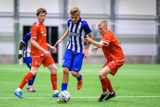IFK Göteborgs Oliver Månsson och Midtjyllands Noah Kjer