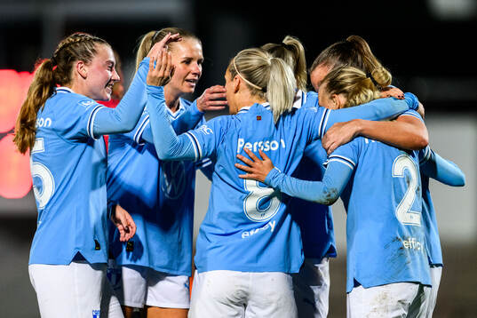 Malmö FFs Agnes Mårtensson och Mia Persson jublar
