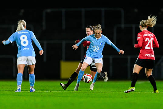 Trelleborgs Thea Birgerud och Malmö FFs Beatrice Persson