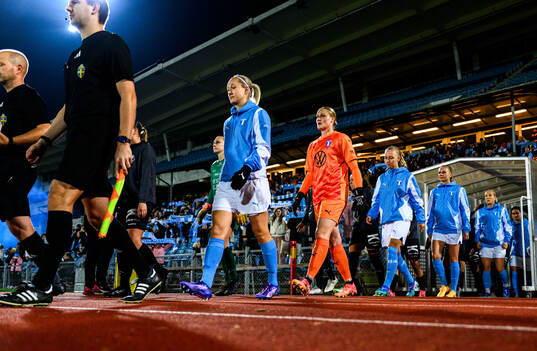 Malmö FFs Sanna Kullberg, målvakt Kathrine Østergaard