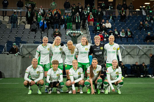  Thea Sørbo, Anna Jøsendal, Smilla Holmberg, Emma Westin, målvakt Moa Edrud, Alice Carlsson, Jonna Andersson, Suzu Amano, Ellen Gibson, Bella Andersson och Smilla Vallotto inför fotbollsmatchen i Svenska Cupen mellan Gamla Upsala och Hammarby den 6 november 2024 i Uppsala. 
