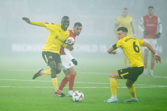 Timothy Noor Ouma of Elfsborg and Ricardo Horta of Braga