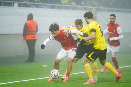 Ismael Gharbi of Braga and Simon Hedlund of Elfsborg