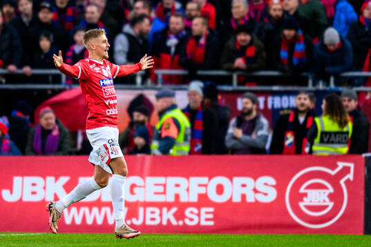 Degerfors Elias Pihlström jublar efter 1-0