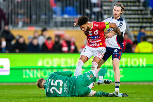 Degerfors målvakt Rasmus Forsell och Bernardo Gil Coutinho Morgado i duell med Östers Daniel Ljung