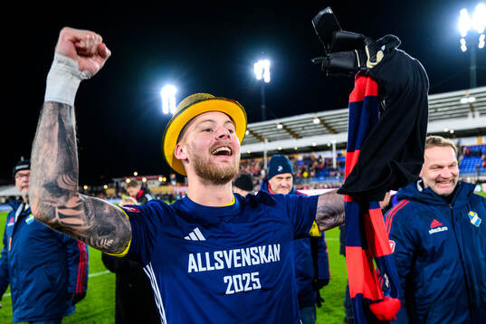 Östers målvakt Robin Wallinder jublar