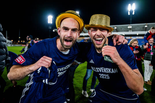 Östers Sebastian Hedlund och Kevin Höög Jansson jublar
