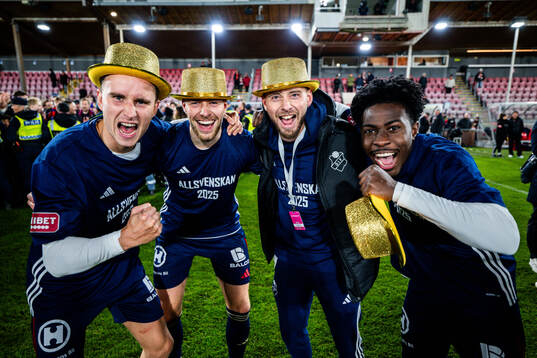 Östers spelare jublar