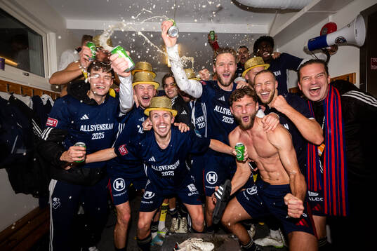 Östers spelare jublar