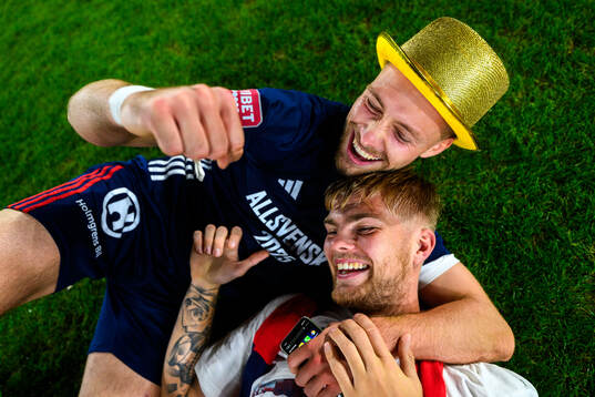 Östers Kevin Höög Jansson och Mattis Adolfsson jublar över avancemanget till Allsvenskan 2025