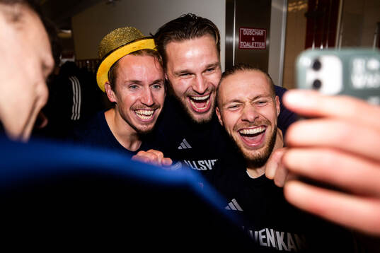 Östers David Seger, Niklas Söderberg och Kevin Höög Jansson jublar med lagkamrater över avancemanget till Allsvenskan 2025
