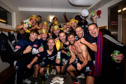 Östers spelare jublar över avancemanget till Allsvenskan 2025