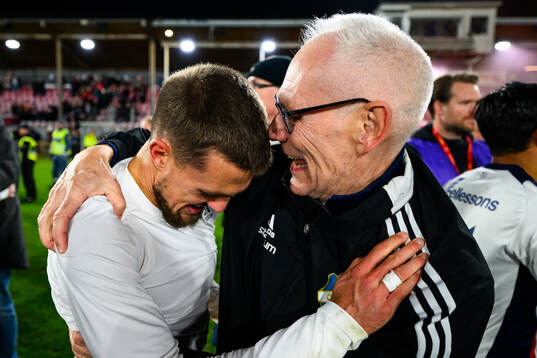 Östers Ivan Kricak och lagledare Thomas Frisk jublar över avancemanget till Allsvenskan 2025