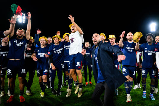 Östers tränare Martin Foyston och spelare jublar