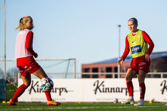 Nea Emilia Lehtola of Brann warms up